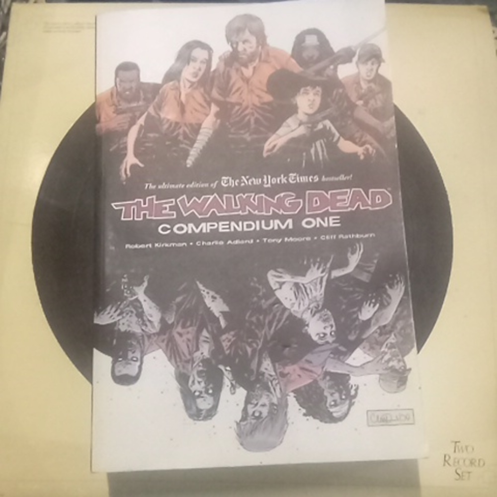 The Walking Dead: Compendium One(USED PAPERBACK)PREOWNED/USEDRobert Kirkman
